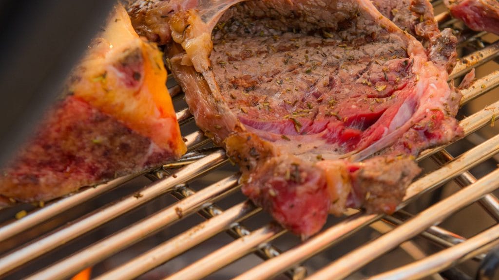 Carne a fuego lento en Kamado
