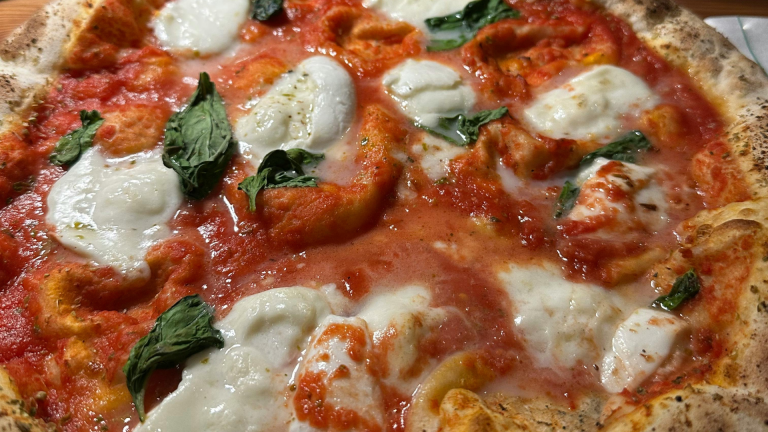 ¿Cuánto tiempo hay que dejar la masa de pizza en el horno?