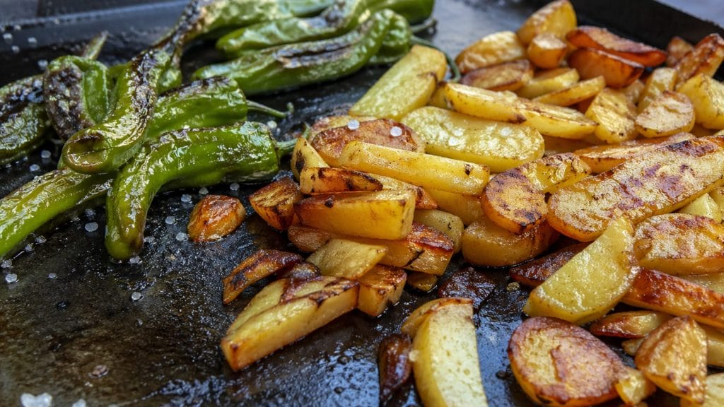 Guarnición de patatas y pimientos
