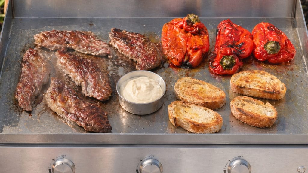 Presa con pimientos y torta del casar a la plancha 